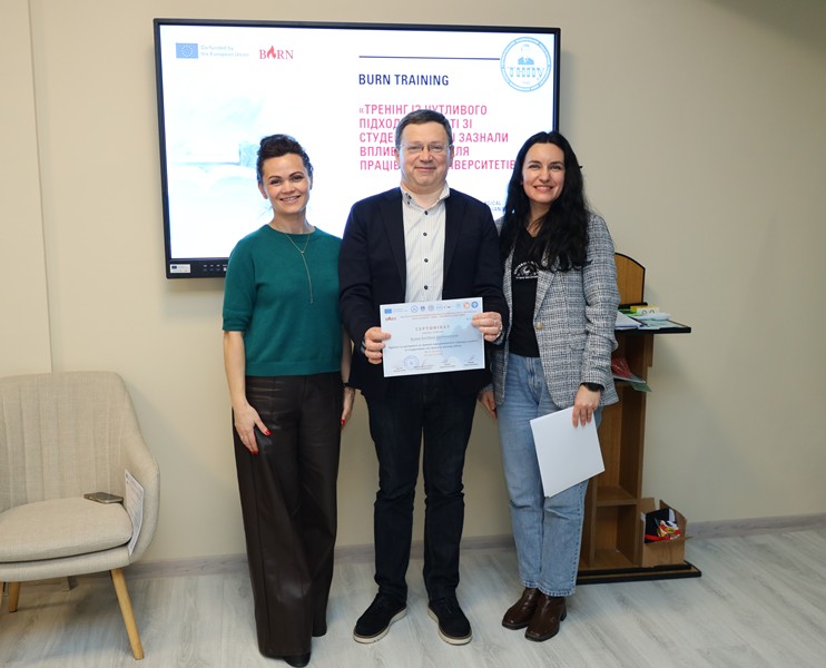 Ректор Богдан БУЯК і тренерки програми Валентина ВОВК і Ольга ЛОГВИСЬ